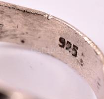 Ezüst (Ag.) gyűrű, csiszolt rubinnal, jelzett, méret: 56, bruttó:6,8 g