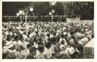 1934 Siófok, Kaszinó kerthelyiség, délutáni előadás közönsége. photo