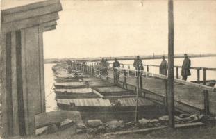 Nach der Einnahme von Belgrad wurde von unsere Pionieren die auf unsrem Bilde veranschaulichte Pontonbrücke über die Save gebaut, über welche ein grosser Teil des Verkehr erfolgt / WWI K.u.k. military, After the capture of Belgrade, our pioneers built the pontoon bridge over the Sava, which is illustrated in our picture, and over which a large part of the traffic takes place (small tear)