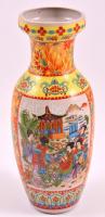 Jelenettel díszített kínai váza, matricás, kopásnyomokkal, gyári hibával, m: 20,5 cm