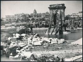 cca 1946 Budapest, 3 db vintage fotó a felrobbantott Lánchídról, valamint a Nemzeti Színház bontásáról, 9×12 és 18×24 cm közötti méretekben