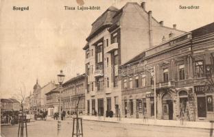 Szeged, Tisza Lajos körút, Sas udvar, Hipp, Blau üzlete, piaci árusok, Eternit Pala bolt. Kiadja Traub B. és Társa (gyűrődés / crease)