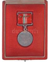 1957. "A Magyar Népköztársaság Érdemes Művésze" jelzett Ag kitüntetés, eredeti mellszalagg...