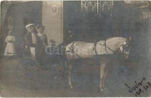 1908 Ismeretlen település, Hölgyek lovaskocsin az Sz. Megyei Tanfelügyelőség előtt. photo (EK)