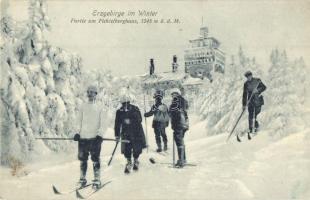 Erzgebirge im Winter. Partie am Fichtelberghaus 1245 m / Winter sport, chalet, tourist house, skiing, skiers (EK)