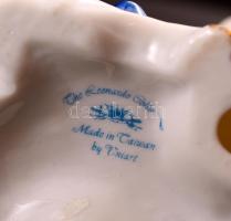 Jelzett keleti figura ládikával, matricás, apró kopás nyomokkal, m: 20 cm