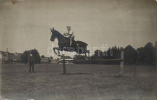 8db fotó képeslap a tízes évekből közte díjugratás, lovasok, tenisz, kutyák stb.