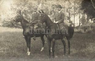 8db fotó képeslap a tízes évekből közte díjugratás, lovasok, tenisz, kutyák stb