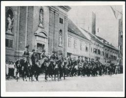 cca 1930-1940 Sopron, katonai ünnepség csendőrséggel a Széchenyi téren, fotó, későbbi nagyítás, hátulján feliratozva, 9×12 cm
