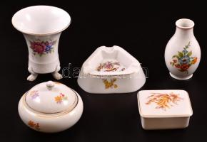 Hollóházi porcelánok ( 5db): váza, bonbonier, dobozka, hamuzótálka, matricásak, jelzettek, apró kopásokkal, m: 7-12 cm, 7×5-10×9 cm