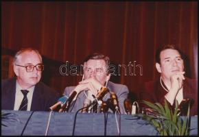 cca 1992 Antall József miniszterelnök és Osváth György konzervatív politikus, a miniszterelnök személyes tanácsadója nemzetközi találkozón. Eredeti, meg nem jelent fotó 18x13 cm