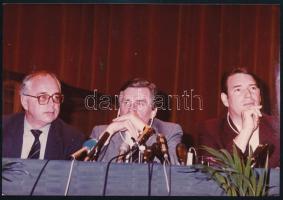 cca 1992 Antall József miniszterelnök és Osváth György konzervatív politikus, a miniszterelnök személyes tanácsadója nemzetközi találkozón. Eredeti meg nem jelent fotó 18x13 cm