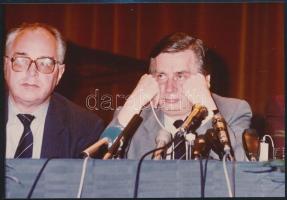 cca 1992 Antall József miniszterelnök és Osváth György konzervatív politikus, a miniszterelnök személyes tanácsadója nemzetközi találkozón. Eredeti meg nem jelent fotó 18x13 cm