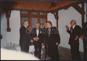 cca 1992 Antall József miniszterelnök és Osváth György konzervatív politikus, a miniszterelnök személyes tanácsadója és mások. Eredeti, meg nem jelent fotó 13x9 cm