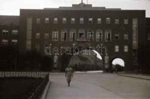 cca 1930 30 db városképes Leicával készített fotónegatív negatív tartóban