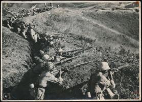 cca 1936 Lövészárok a spanyol polgárháborúban, fotó, hátulján feliratozva, 12,5×17,5 cm