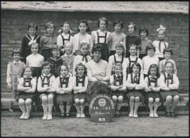 1961 Budapest, a Fővárosi Általános Iskola (VI. Lovag u. 9-11.) 3/a osztálya, tablókép, fotó, hátulján feliratozva, 13×18 cm