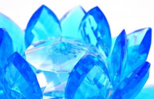 Csiszolt kristály tavirózsa, jelzés nélkül, apró esztétikai hibával, m:5,5, d:13 cm