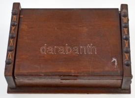 Vegyes jelvény és kitűző tétel kis, dekoratív fa dobozban T:vegyes