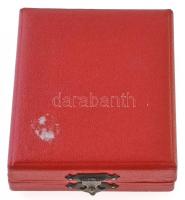 ~1960-1970. "A Tanács Kiváló Dolgozója" aranyozott, zománcozott fém kitüntetés eredeti tok...