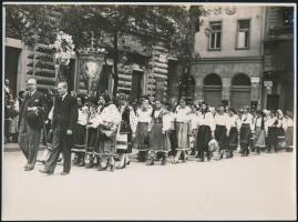 cca 1930 Budapest, Körmenet, fotó Podua Alférd műterméből, hátulján pecséttel jelzett, 17,5×23,5 cm