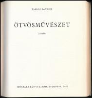 Pallai Sándor: Ötvösművészet. Bp.,1972, Műszaki. 2. kiadás. Kiadói kartonált papírkötésben, jó állap...