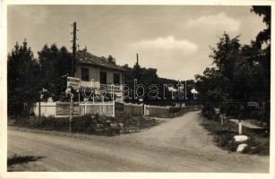 Mátrafüred (Gyöngyös), Mátrafüredi Vásárcsarnok, Háztartás 36. sz. fiók, üzletek, Kodak, Törley reklámok, Mátragyöngye üdülő irányába mutató tábla