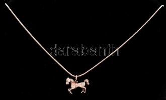 Ezüst(Ag) kígyó nyaklánc, ló függővel, jelzett, h: 46 cm, 1,8×1,3 cm, nettó: 5,8 g