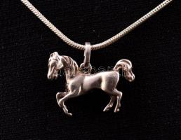 Ezüst(Ag) kígyó nyaklánc, ló függővel, jelzett, h: 46 cm, 1,8×1,3 cm, nettó: 5,8 g
