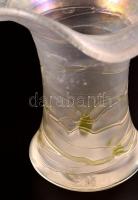 Irizáló díszváza, anyagában színezett, fújt üvegszál díszítéssel, apró karcolásokkal, m: 17,5 cm