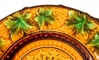 Körmöcbányai leveles tányér, mázas kerámia, jelzett, apró kopásokkal, d: 20 cm