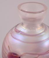 Irizáló díszváza, anyagában színezett, fújt üvegszál díszítéssel, kis csorbával, m: 10 cm