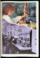 Verg, Erik: Meilensteine. Leverkusen, 1988, Bayer AG. Vászonkötésben, papír védőtokkal, jó állapotba...