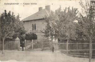 1917 Székesfehérvár, Csapat kórház, katona a kapuban. Kiadja Horváthné és Rónainé (EK)