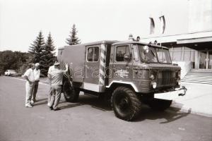 cca 1970 Teherautók tétele, 8 db vintage negatív + 3 db vintage fotó, a negatívok és papírképek közö...