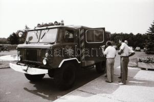 cca 1970 Teherautók tétele, 8 db vintage negatív + 3 db vintage fotó, a negatívok és papírképek közö...