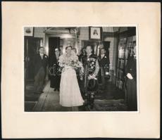 cca 1930-1940 Vitézi jelvénnyel és számos kitüntetéssel dekorált díszmagyaros katonatiszt esküvője, fotó kartonon, 11x14 cm