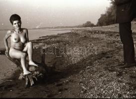 cca 1988 Mindenből egy kevés, szolidan erotikus felvételek, 13 db vintage negatív és/vagy diapozitív...