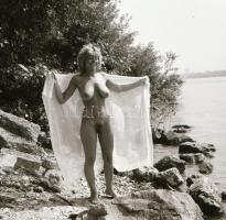 cca 1983 Ruha nélkül csodált hölgyek, szolidan erotikus felvételek, 6 db vintage negatív, 6x6 cm