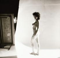 cca 1983 Ruha nélkül csodált hölgyek, szolidan erotikus felvételek, 6 db vintage negatív, 6x6 cm