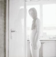 cca 1983 Ruha nélkül csodált hölgyek, szolidan erotikus felvételek, 6 db vintage negatív, 6x6 cm