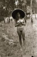 cca 1988 Szobából a szabadba, szolidan erotikus felvételek, 42 db vintage negatív, 24x36 mm