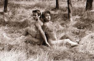 cca 1988 Szobából a szabadba, szolidan erotikus felvételek, 42 db vintage negatív, 24x36 mm