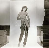 cca 1976 Szépek és mutatósak, szolidan erotikus felvételek, 12 db vintage negatív, 6x6 cm