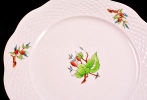 Herendi csipkebogyó mintás készlet, 6+1 db tányér, kézzel festett, jelzett (tanuló), apró kopásokkal...