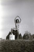 cca 1985 Szolidan erotikus felvételek vegyes tétele, 7 db vintage negatív (24x36 mm) + 6 db vintage ...