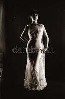 cca 1975 Vetkőzős lányok, szolidan erotikus felvételek, 20 db vintage negatív, 24x36 mm