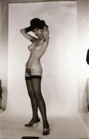 cca 1975 Vetkőzős lányok, szolidan erotikus felvételek, 20 db vintage negatív, 24x36 mm