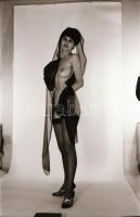 cca 1975 Vetkőzős lányok, szolidan erotikus felvételek, 20 db vintage negatív, 24x36 mm