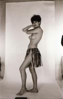 cca 1975 Vetkőzős lányok, szolidan erotikus felvételek, 20 db vintage negatív, 24x36 mm